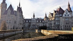 вид на замок Мошна со стороны парка